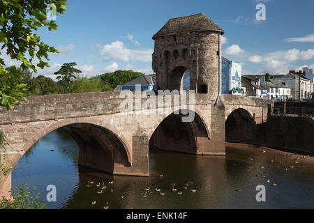 Monnow Bridge e alla porta sul fiume Monnow, Monmouth, Monmouthshire, Wales, Regno Unito, Europa Foto Stock