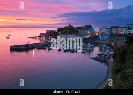 Vista sul porto e castello all'alba, Tenby, Carmarthen Bay, Pembrokeshire, Wales, Regno Unito, Europa Foto Stock