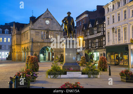 Il vecchio mercato Hall e Robert Clive statua, il Quadrato, Shrewsbury, Shropshire, Inghilterra, Regno Unito, Europa Foto Stock