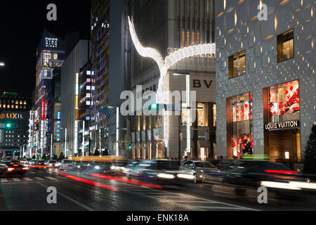 Esclusivi negozi di designer di notte, area di Ginza, Chuo, Tokyo, Giappone, Asia Foto Stock