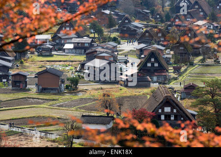 Gassho-zukuri folk houses, Ogimachi village, Shirakawa-go, near Takayama, Central Honshu, Japan, Asia Foto Stock