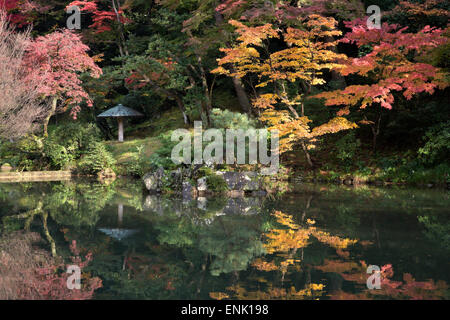 Autunno colori riflessi nel laghetto Hisagoike, giardino Kenrokuen, Kanazawa, Ishikawa Prefettura, Central Honshu, Giappone, Asia Foto Stock