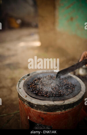 Fresca di torrefazione di caffè, Omorate, Valle dell'Omo, Etiopia, Africa Foto Stock