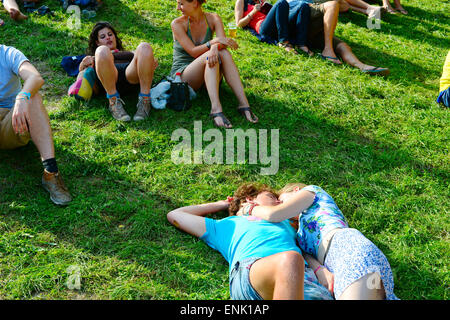 Giovane sdraiati sull'erba durante il Sziget festival. Sziget è uno dei più grandi festival in Europa. Foto Stock