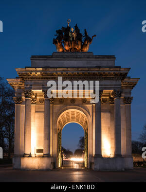 Esterno del Wellington Arch di notte, Hyde Park Corner, Londra, Inghilterra, Regno Unito, Europa Foto Stock