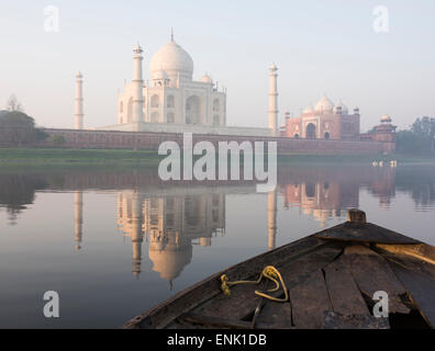 Alba sul Taj Mahal dal fiume Yamuna, Sito Patrimonio Mondiale dell'UNESCO, Agra, Uttar Pradesh, India, Asia Foto Stock