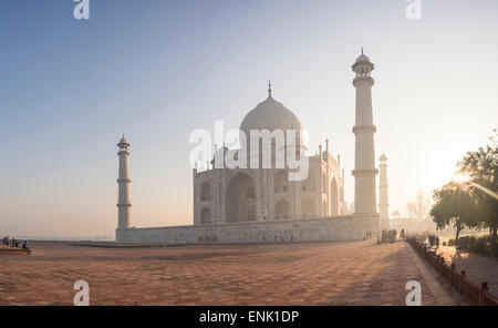 Dawn al Taj Mahal, Sito Patrimonio Mondiale dell'UNESCO, Agra, Uttar Pradesh, India, Asia Foto Stock