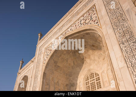 Dawn al Taj Mahal, Sito Patrimonio Mondiale dell'UNESCO, Agra, Uttar Pradesh, India, Asia Foto Stock