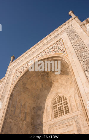 Dawn al Taj Mahal, Sito Patrimonio Mondiale dell'UNESCO, Agra, Uttar Pradesh, India, Asia Foto Stock