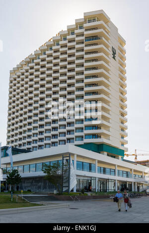 L'Hotel Neptun & Spa (1971), sul Baltico lungomare a Warnemünde, Rostock, Germania. Foto Stock