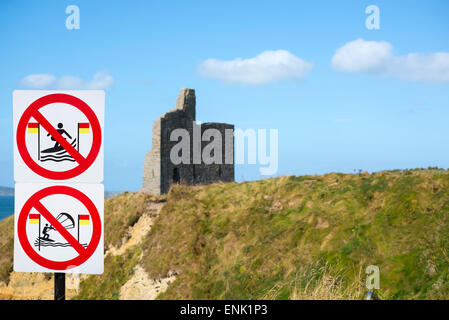 Cartelli di avvertimento per i surfisti a ballybunion castello sull'Atlantico selvatico modo in Irlanda Foto Stock