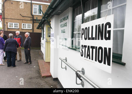 Ickenham, Greater London, Regno Unito. Il 7 maggio, 2015. I membri del pubblico, in piedi al di fuori di un seggio presso la Village Hall di Ickenham, Greater London, Regno Unito, giovedì 7 maggio 2015. Sondaggi suggeriscono le elezioni generali risultato potrebbe finire in un'altra coalizione. Credito: Timothy Budd/Alamy Live News Foto Stock