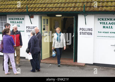 Ickenham, Greater London, Regno Unito. Il 7 maggio, 2015. I membri del pubblico, lasciando un seggio presso la Village Hall di Ickenham, Greater London, Regno Unito, giovedì 7 maggio 2015. Sondaggi suggeriscono le elezioni generali risultato potrebbe finire in un'altra coalizione. Credito: Timothy Budd/Alamy Live News Foto Stock