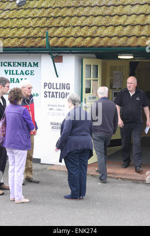 Ickenham, Greater London, Regno Unito. Il 7 maggio, 2015. I membri del pubblico, in piedi al di fuori di un seggio presso la Village Hall di Ickenham, Greater London, Regno Unito, giovedì 7 maggio 2015. Sondaggi suggeriscono le elezioni generali risultato potrebbe finire in un'altra coalizione. Credito: Timothy Budd/Alamy Live News Foto Stock