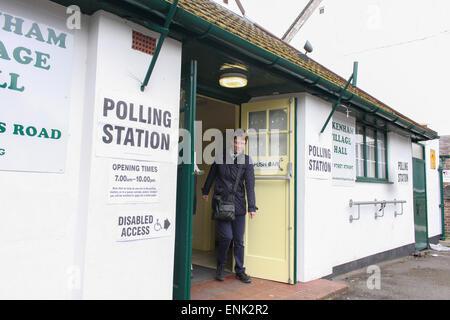 Ickenham, Greater London, Regno Unito. Il 7 maggio, 2015. Un membro del pubblico, lasciando un seggio presso la Village Hall di Ickenham, Greater London, Regno Unito, giovedì 7 maggio 2015. Sondaggi suggeriscono le elezioni generali risultato potrebbe finire in un'altra coalizione. Credito: Timothy Budd/Alamy Live News Foto Stock