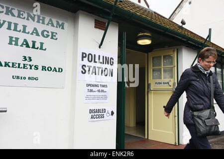 Ickenham, Greater London, Regno Unito. Il 7 maggio, 2015. Un membro del pubblico, lasciando un seggio presso la Village Hall di Ickenham, Greater London, Regno Unito, giovedì 7 maggio 2015. Sondaggi suggeriscono le elezioni generali risultato potrebbe finire in un'altra coalizione. Credito: Timothy Budd/Alamy Live News Foto Stock