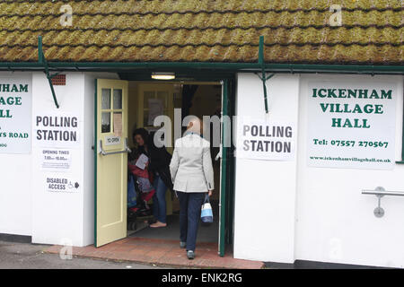 Ickenham, Greater London, Regno Unito. Il 7 maggio, 2015. Un membro del pubblico, immettendo un seggio presso la Village Hall di Ickenham, Greater London, Regno Unito, giovedì 7 maggio 2015. Sondaggi suggeriscono le elezioni generali risultato potrebbe finire in un'altra coalizione. Credito: Timothy Budd/Alamy Live News Foto Stock