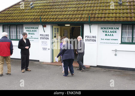 Ickenham, Greater London, Regno Unito. Il 7 maggio, 2015. I membri del pubblico, in piedi al di fuori di un seggio presso la Village Hall di Ickenham, Greater London, Regno Unito, giovedì 7 maggio 2015. Sondaggi suggeriscono le elezioni generali risultato potrebbe finire in un'altra coalizione. Credito: Timothy Budd/Alamy Live News Foto Stock