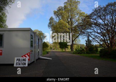 Un edificio temporaneo impostato come una stazione di polling per il 2015 elezioni generali in Preston Park, Brighton East Sussex, Inghilterra. Foto Stock