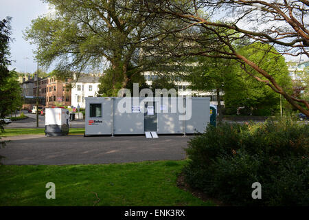 Un edificio portatile Portakabin istituito come un seggio elettorale per le elezioni generali del 2015 a Preston Park, Brighton, East Sussex, Inghilterra. Foto Stock