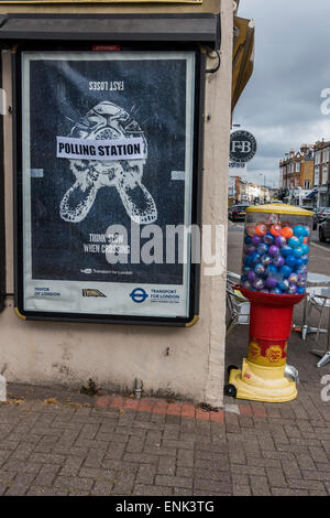 Battersea, Londra, Regno Unito. Il 7 maggio, 2015. Luoghi insoliti per segni - persone arrivano, sulle varie forme di trasporto e alcune con i loro bambini, come sono venuti a votare nelle elezioni politiche inizia in corrispondenza di una stazione di polling, appena fuori la Northcote Road, Battersea, Londra, Regno Unito 07 maggio 2015. Credito: Guy Bell/Alamy Live News Foto Stock