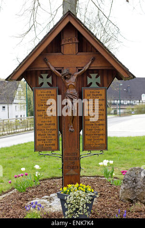 Croce davanti alla cappella, Niederhelden, Sauerland, Renania settentrionale-Vestfalia, Germania Foto Stock