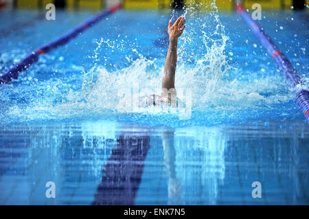 Giovane uomo nuoto dorso Foto Stock