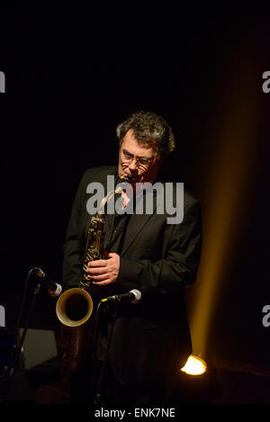 Sassofonista esibirsi sul palco durante un concerto Foto Stock