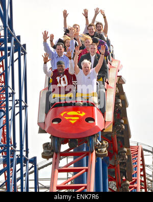 Governatore del Maryland Larry Hogan si siede con Redskins quarterback Robert Griffin come guidano il superman roller coaster presso il parco dei divertimenti Six Flags Aprile 2, 2015 in Alto Marlboro, Maryland. Foto Stock