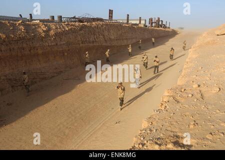 Fusilier mauritano Marin sono addestrati da marines americani sul corretto metodo di condurre una pattuglia Febbraio 18, 2015 a Nouadhibou, Mauritania. Foto Stock