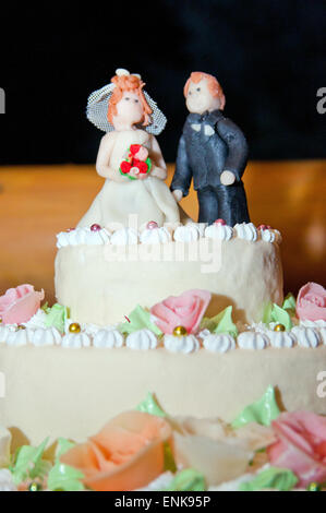 Un vicino la foto di un matrimonio cake topper Foto Stock