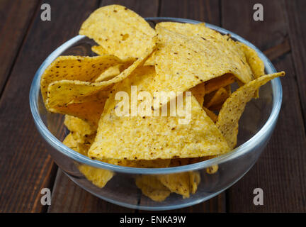 Vaso di vetro con tortilla chips realizzato da mais Foto Stock