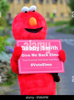 Spelsbury, Witney, Oxon, Regno Unito. Il 7 maggio, 2015. I manifestanti al di fuori della stazione di polling Spelsbury mentre il Primo Ministro David Cameron e Samantha esprimere il loro voto nelle elezioni politiche del Maggio 6, 2015 in Spelsbury, Inghilterra foto di David bianco/Alamy Live News Foto Stock