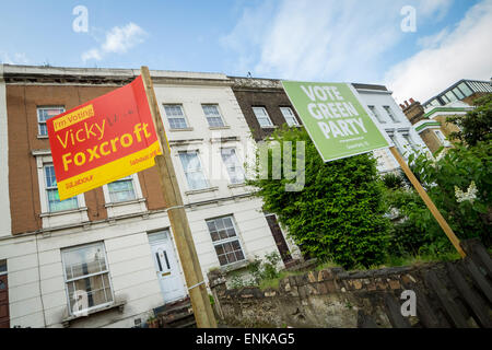 Londra, Regno Unito. Il 7 maggio, 2015. Del lavoro e del partito dei Verdi cartelloni visto su New Cross Road durante le elezioni generali 2015 giornata elettorale a Lewisham Deptford Circoscrizione Credito: Guy Corbishley/Alamy Live News Foto Stock