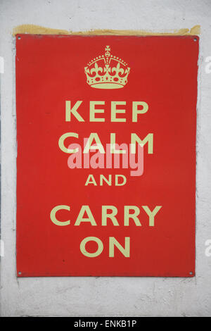 Un vecchio "di mantenere la calma e portare su ' segno su una parete in Inghilterra Foto Stock