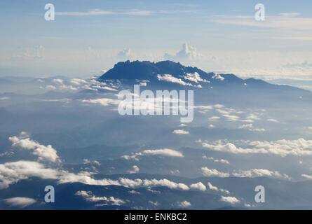Mt. Kinabalu vista aerea, Mt. Kinabalu è la montagna più alta della Malaysia. Foto Stock