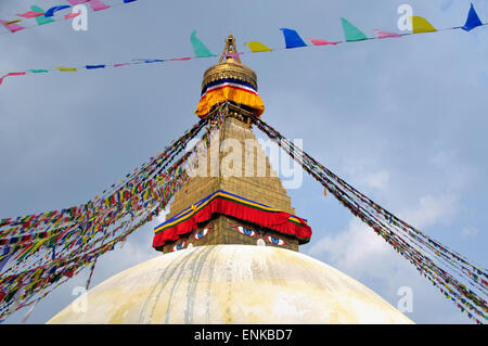 Stupa Boudhanath pregando con bandiere, Kathmandu, Nepal. Foto Stock