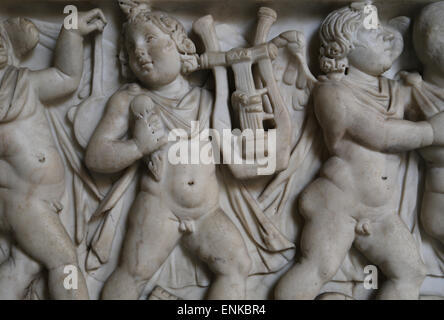 Arte romana. Pannello anteriore del sarcofago ornato con un rilievo. Eros suonare strumenti musicali. Musei Vaticani. Foto Stock