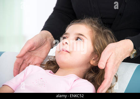 Bambino in consultazione Foto Stock