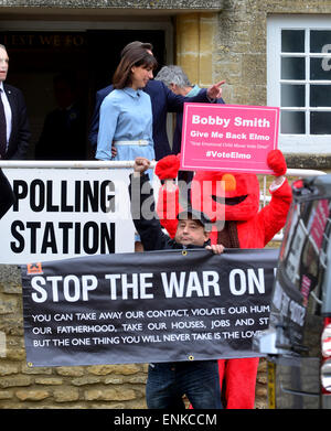 Spelsbury, Witney, Oxon, Regno Unito. Il 7 maggio, 2015. Il Primo Ministro David Cameron e Samantha che arrivano ad una stazione di polling per esprimere il loro voto nelle elezioni politiche del Maggio 6, 2015 in Spelsbury, Inghilterra foto di David bianco/Alamy Live News Foto Stock