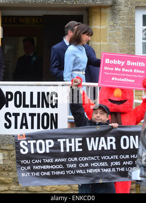 Spelsbury, Witney, Oxon, Regno Unito. Il 7 maggio, 2015. Il Primo Ministro David Cameron e Samantha che arrivano ad una stazione di polling per esprimere il loro voto nelle elezioni politiche del Maggio 6, 2015 in Spelsbury, Inghilterra foto di David bianco/Alamy Live News Foto Stock