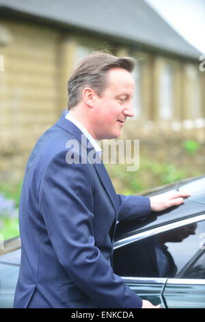 Spelsbury, Witney, Oxon, Regno Unito. Il 7 maggio, 2015. Il Primo Ministro David Cameron e Samantha che arrivano ad una stazione di polling per esprimere il loro voto nelle elezioni politiche del Maggio 6, 2015 in Spelsbury, Inghilterra foto di David bianco/Alamy Live News Foto Stock