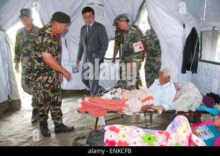 (150507) -- Kathmandu, 7 maggio 2015 (Xinhua) -- nepalesi in capo dell'esercito personale Gaurav SJB Rana (2 L) parla di un uomo ferito nel corso di una visita al militare cinese medical camp a Singha Durbar esercito Barrack in Kathmandu, Nepal, 7 maggio 2015. Durante una visita del militare cinese medical camp in Kathmandu con l'Ambasciatore cinese in Nepal Wu Chuntai giovedì, Nepalese il capo del personale dell'esercito Gaurav SJB Rana apprezzato l'efficace e flessibile di assistenza del team cinese che ha lavorato in operazioni di ricerca e salvataggio, così come medico e anti-epidemia sforzi. (Xinhua/Pratap Thapa)