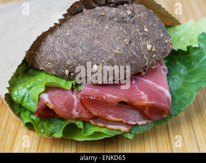 Prosciutto e formaggio panino su un pane di segale Foto Stock