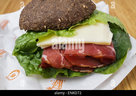 Prosciutto e formaggio panino su un pane di segale Foto Stock