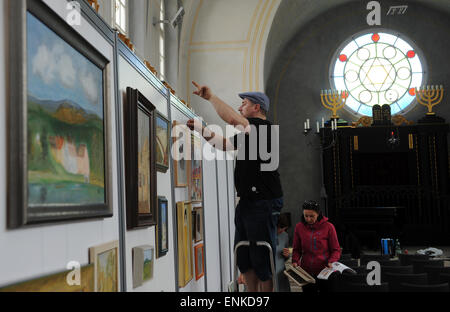 Mostra di dipinti di Ruth Halova, l'ultimo superstite dell'originale comunità Ebraica a Cesky Krumlov e uno di 'Winton i bambini' nella sinagoga a Cesky Krumlov, Repubblica Ceca, 7 maggio 2015. (CTK foto/Vaclav Pancer) Foto Stock