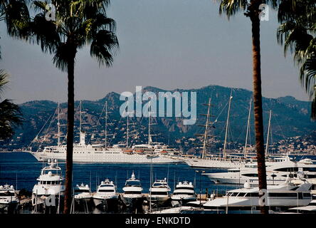 AJAXNETPHOTO. CANNES, Francia. - COTE D'Azur Resort - navi crociera di lusso ad ancorarsi nella baia con motore di incrociatori e yacht ormeggiati in città MARINA IN FOREGORUND. Foto:JONATHAN EASTLAND/AJAX REF:TC4917 2 1A Foto Stock