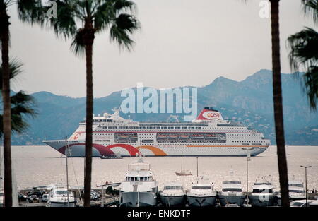 AJAXNETPHOTO. CANNES, Francia. - COTE D'Azur Resort - nave da crociera Ocean Village ad ancorarsi nella baia con motore di incrociatori e yacht ormeggiati in città MARINA IN FOREGORUND. Foto:JONATHAN EASTLAND/AJAX REF:TC4917 3 2A Foto Stock