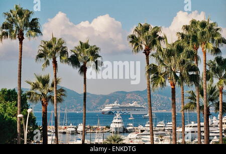 AJAXNETPHOTO. CANNES, Francia. - COTE D'Azur Resort - navi crociera di lusso ad ancorarsi nella baia con motore di incrociatori e yacht ormeggiati in città MARINA IN FOREGORUND. Foto:JONATHAN EASTLAND/AJAX REF:TC4917 6 5A Foto Stock