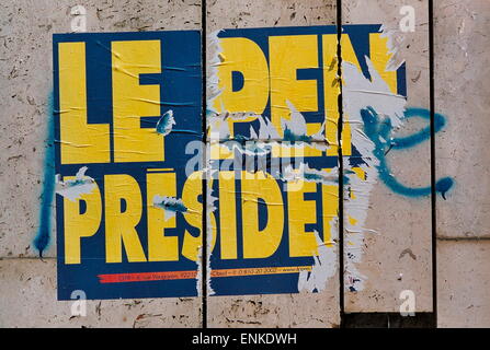 AJAXNETPHOTO. Parigi, Francia. - LE PEN per presidente - JEAN MARIE LE PEN CAMPAGNA ELETTORALE SFIGURATA POSTER. Foto:JONATHAN EASTLAND/AJAX REF:TC4905 21 19 Foto Stock